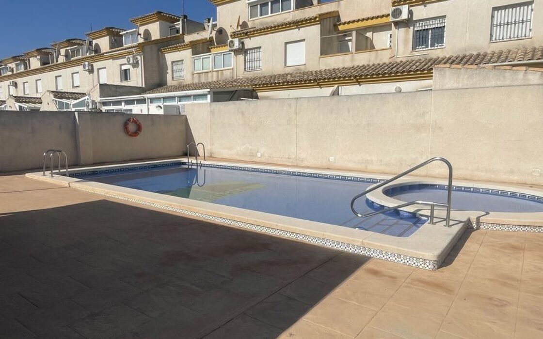 Дом в Дайя Нуэва 4 комнаты с бассейном и террасой