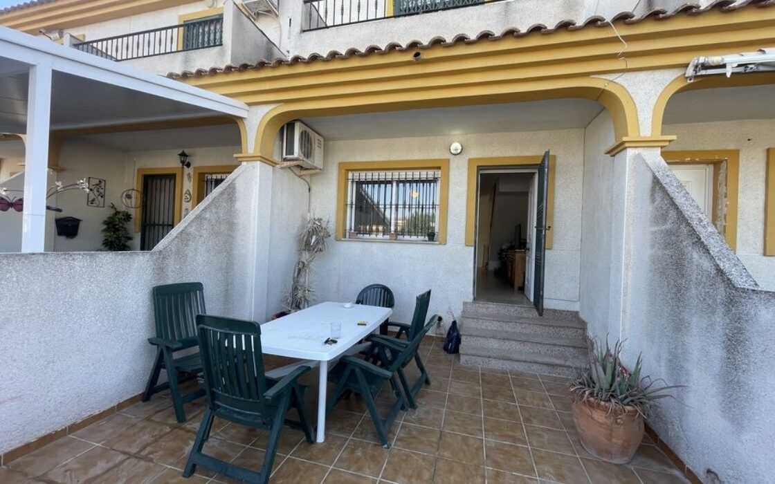 Дом в Дайя Нуэва 4 комнаты с бассейном и террасой