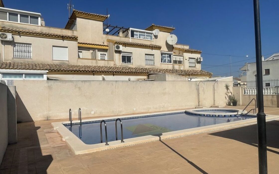 Дом в Дайя Нуэва 4 комнаты с бассейном и террасой