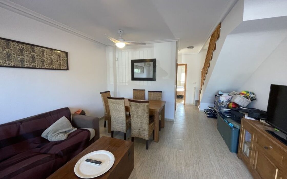 Дом в Дайя Нуэва 4 комнаты с бассейном и террасой