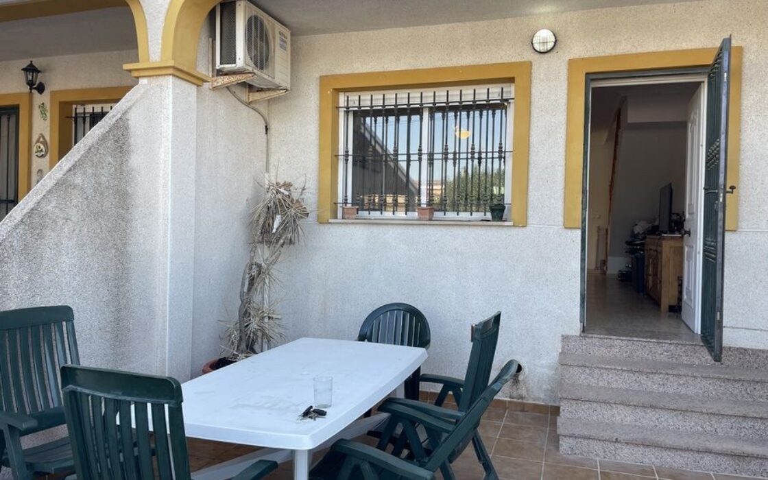 Дом в Дайя Нуэва 4 комнаты с бассейном и террасой