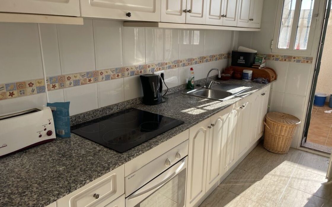 Дом в Дайя Нуэва 4 комнаты с бассейном и террасой