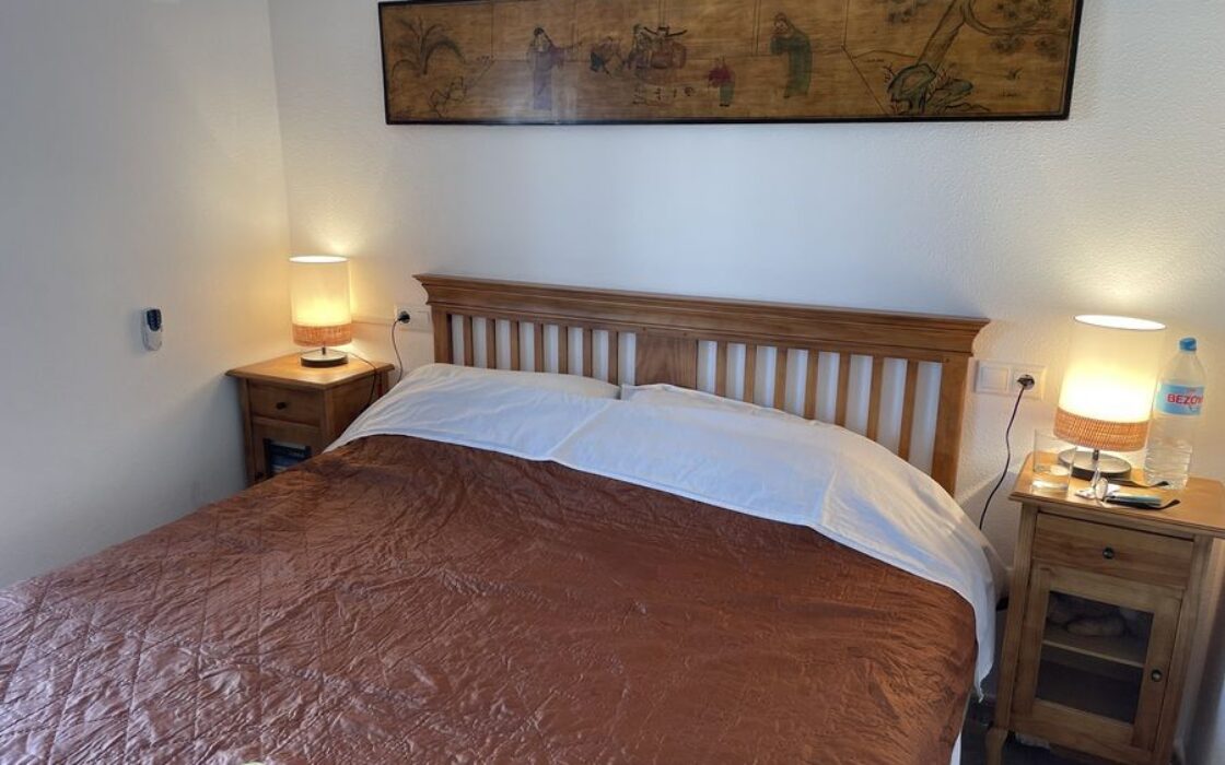 Дом в Дайя Нуэва 4 комнаты с бассейном и террасой