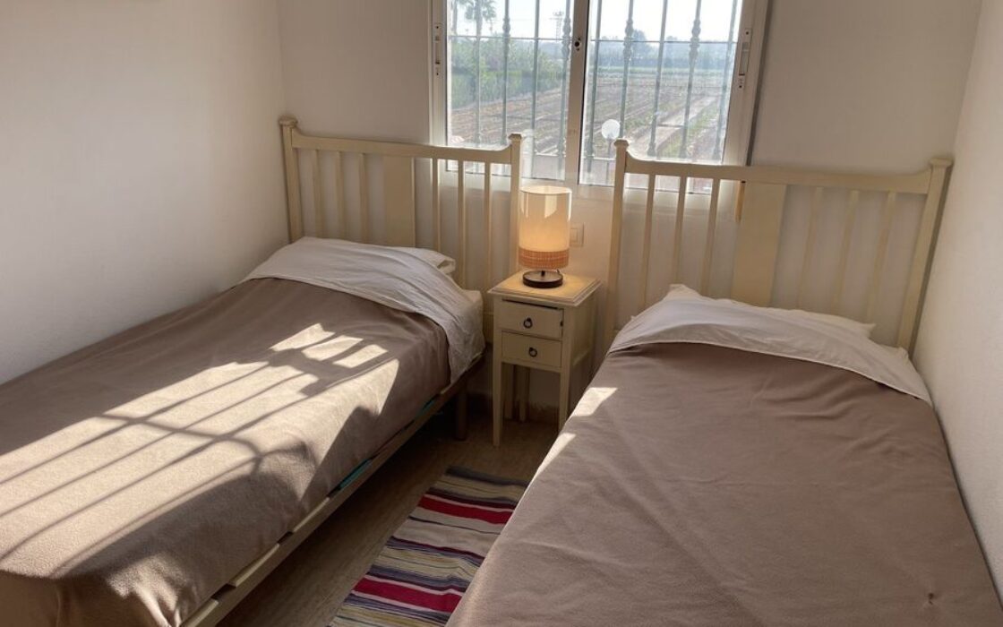 Дом в Дайя Нуэва 4 комнаты с бассейном и террасой