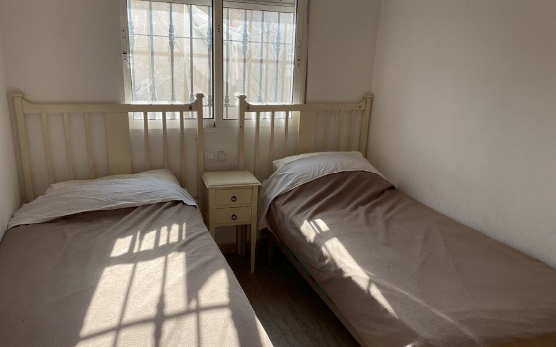 Дом в Дайя Нуэва 4 комнаты с бассейном и террасой