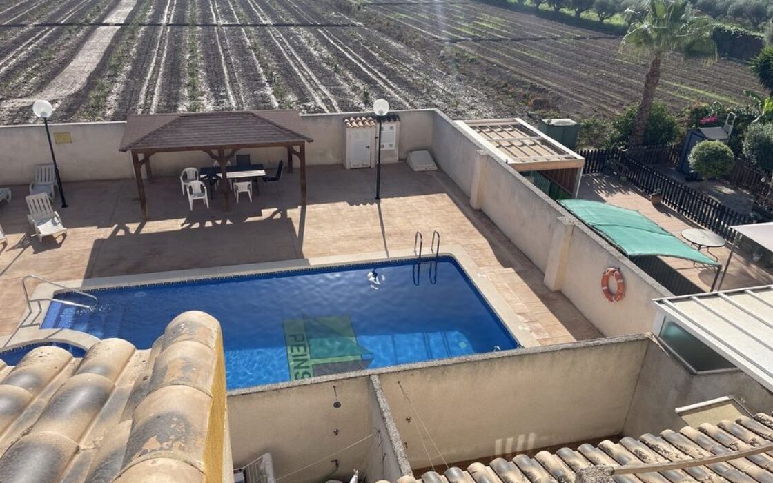 Дом в Дайя Нуэва 4 комнаты с бассейном и террасой