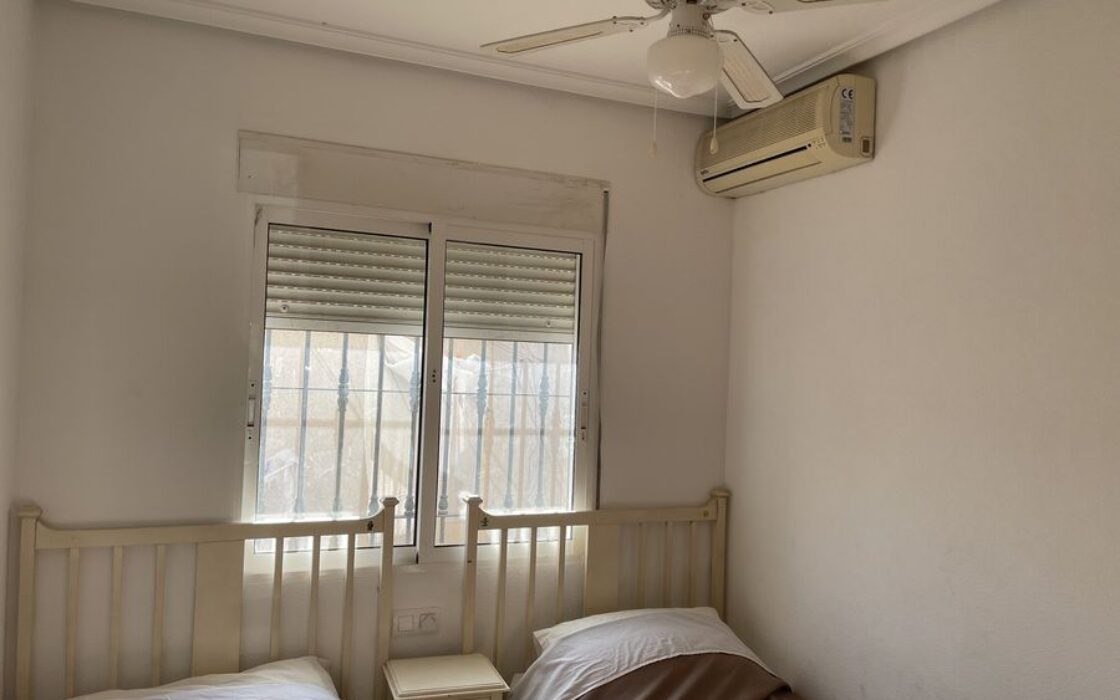 Дом в Дайя Нуэва 4 комнаты с бассейном и террасой