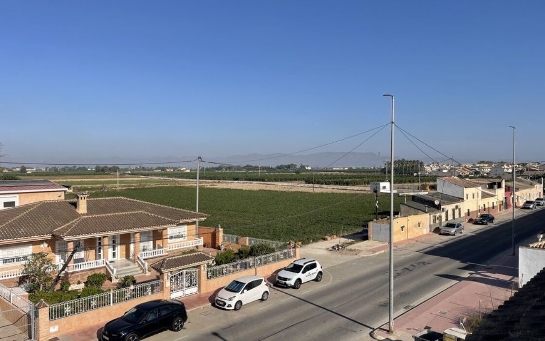 Дом в Дайя Нуэва 4 комнаты с бассейном и террасой