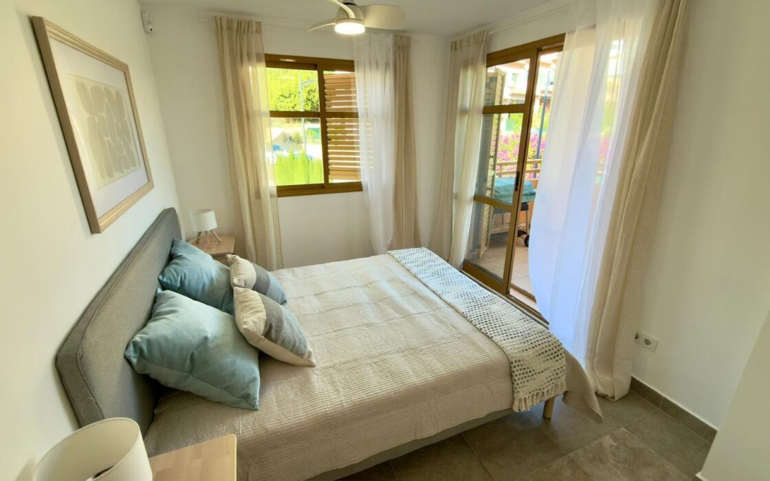 Элегантный дом в Sierra Cortina с террасой у моря 80 кв.м