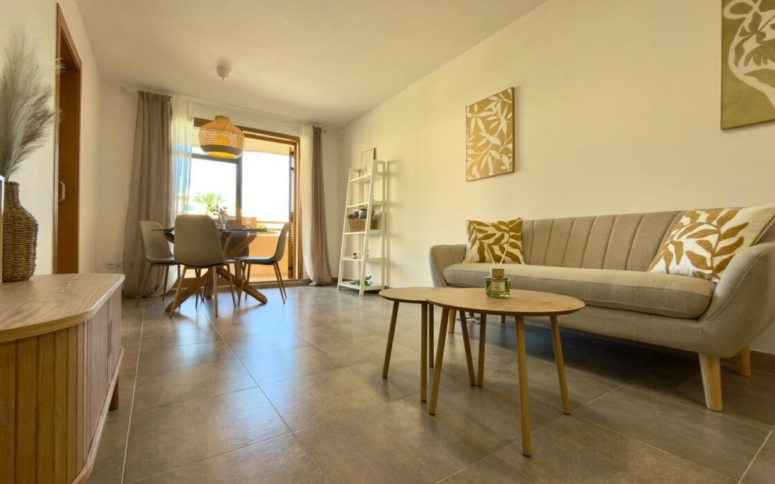 Элегантный дом в Sierra Cortina с террасой у моря 80 кв.м