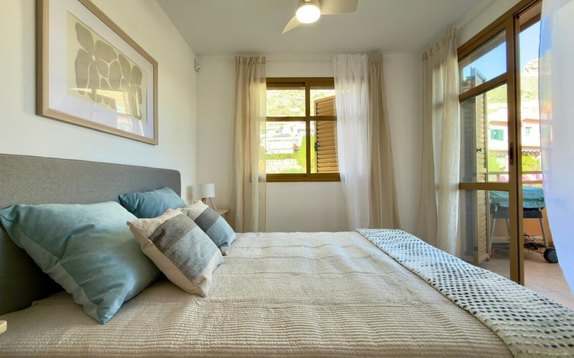 Элегантный дом в Sierra Cortina с террасой у моря 80 кв.м