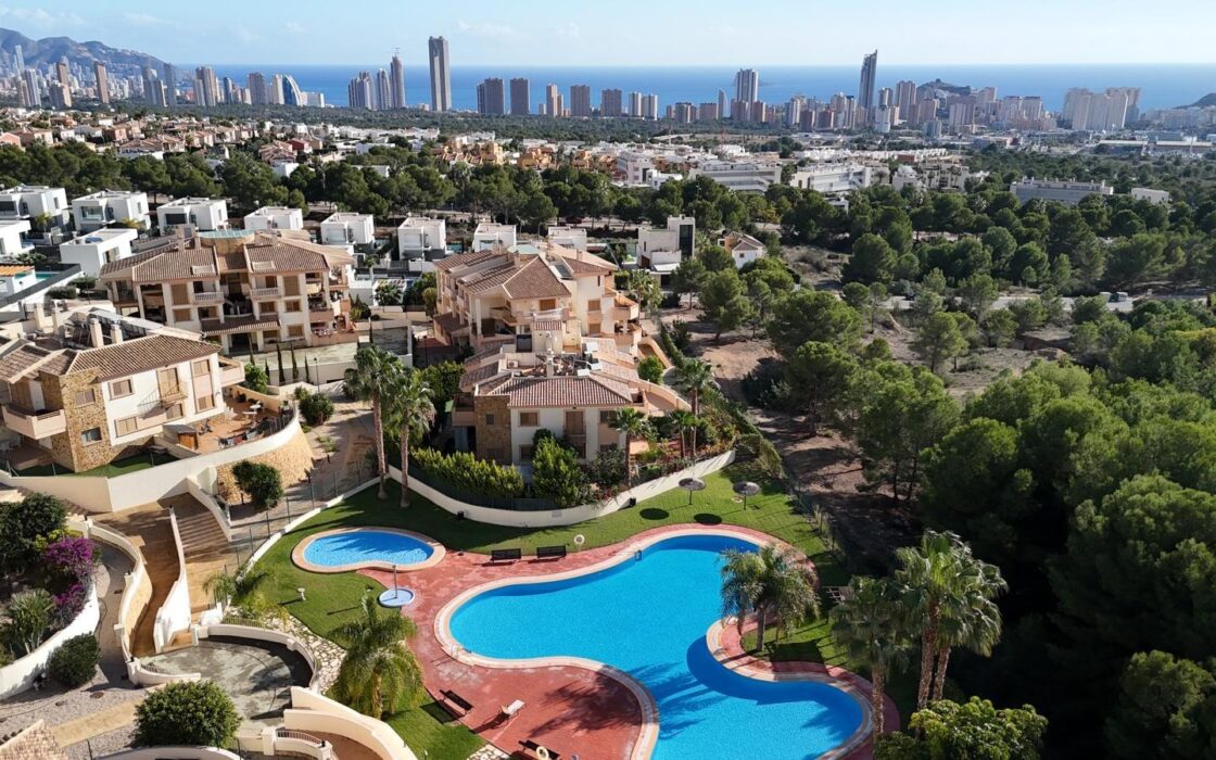 Элегантный дом в Sierra Cortina с террасой у моря 80 кв.м