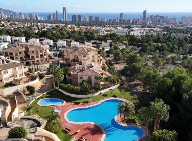 Элегантный дом в Sierra Cortina с террасой у моря 80 кв.м