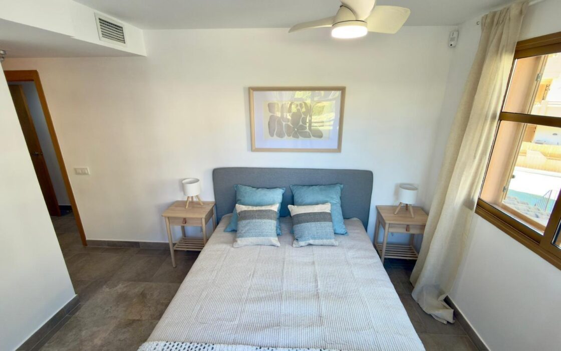 Элегантный дом в Sierra Cortina с террасой у моря 80 кв.м