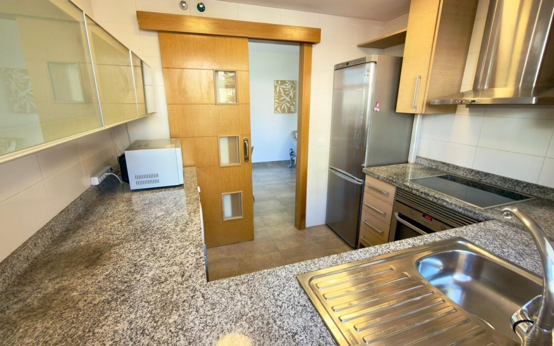 Элегантный дом в Sierra Cortina с террасой у моря 80 кв.м