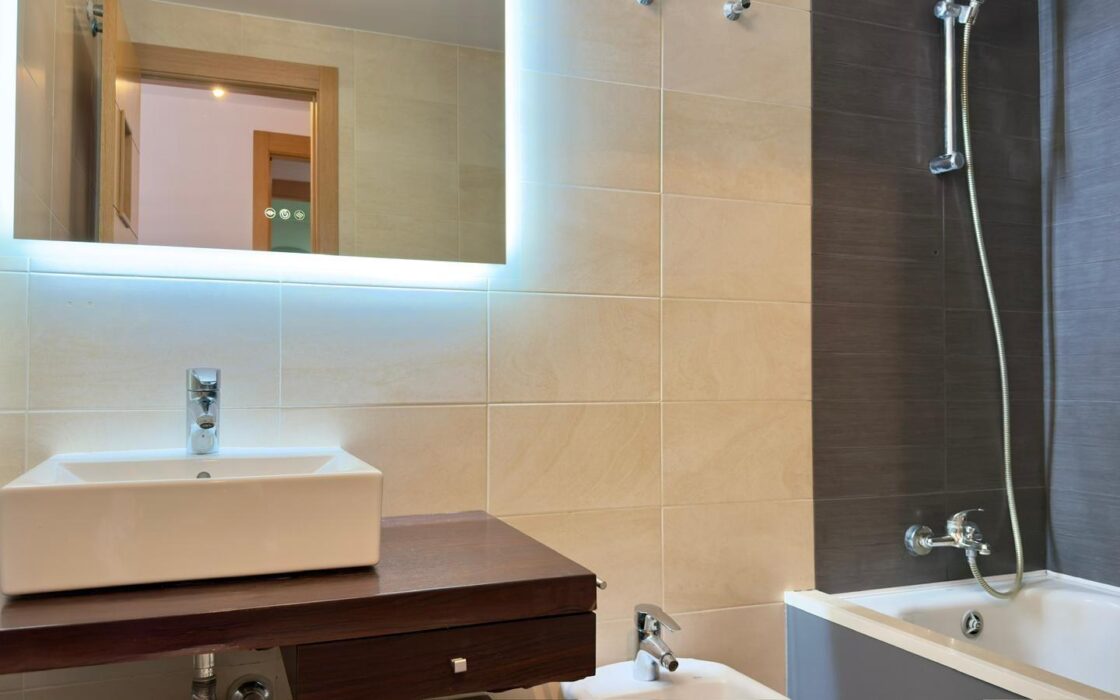 Элегантный дом в Sierra Cortina с террасой у моря 80 кв.м