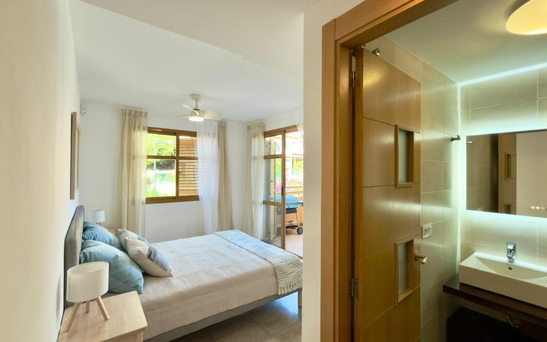 Элегантный дом в Sierra Cortina с террасой у моря 80 кв.м