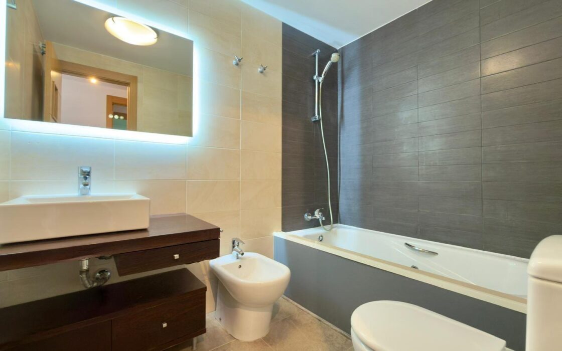 Элегантный дом в Sierra Cortina с террасой у моря 80 кв.м