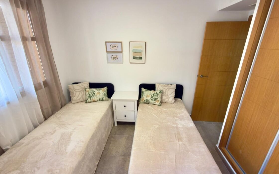 Элегантный дом в Sierra Cortina с террасой у моря 80 кв.м