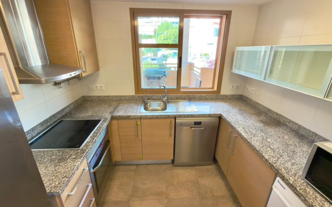 Элегантный дом в Sierra Cortina с террасой у моря 80 кв.м