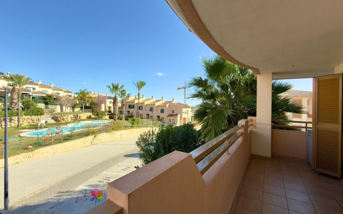 Элегантный дом в Sierra Cortina с террасой у моря 80 кв.м