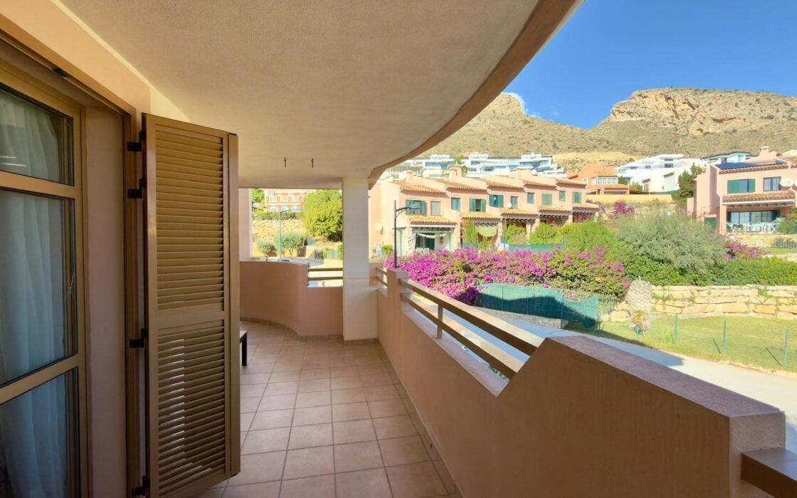 Элегантный дом в Sierra Cortina с террасой у моря 80 кв.м