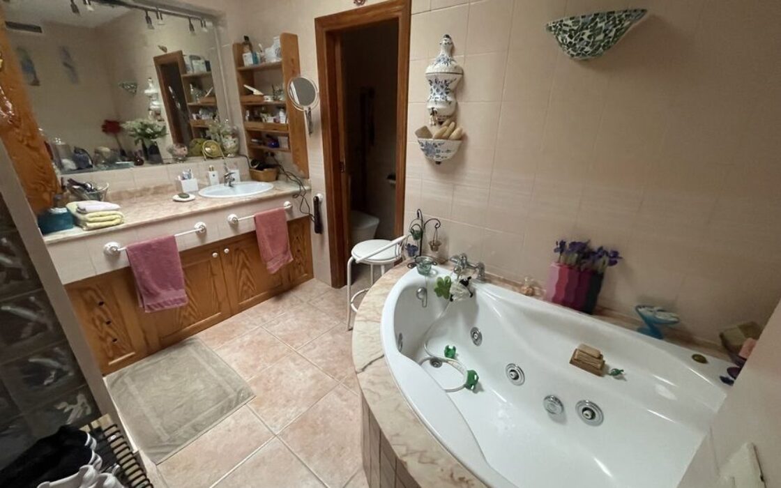 Дом в Рохалес 4 комнаты с террасой и мебелью