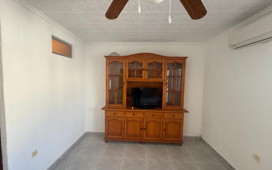 Бунгало 69 кв.м в Торревьехе с террасой у моря