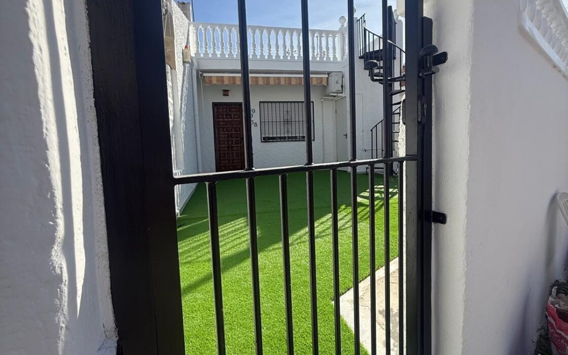 Бунгало 69 кв.м в Торревьехе с террасой у моря