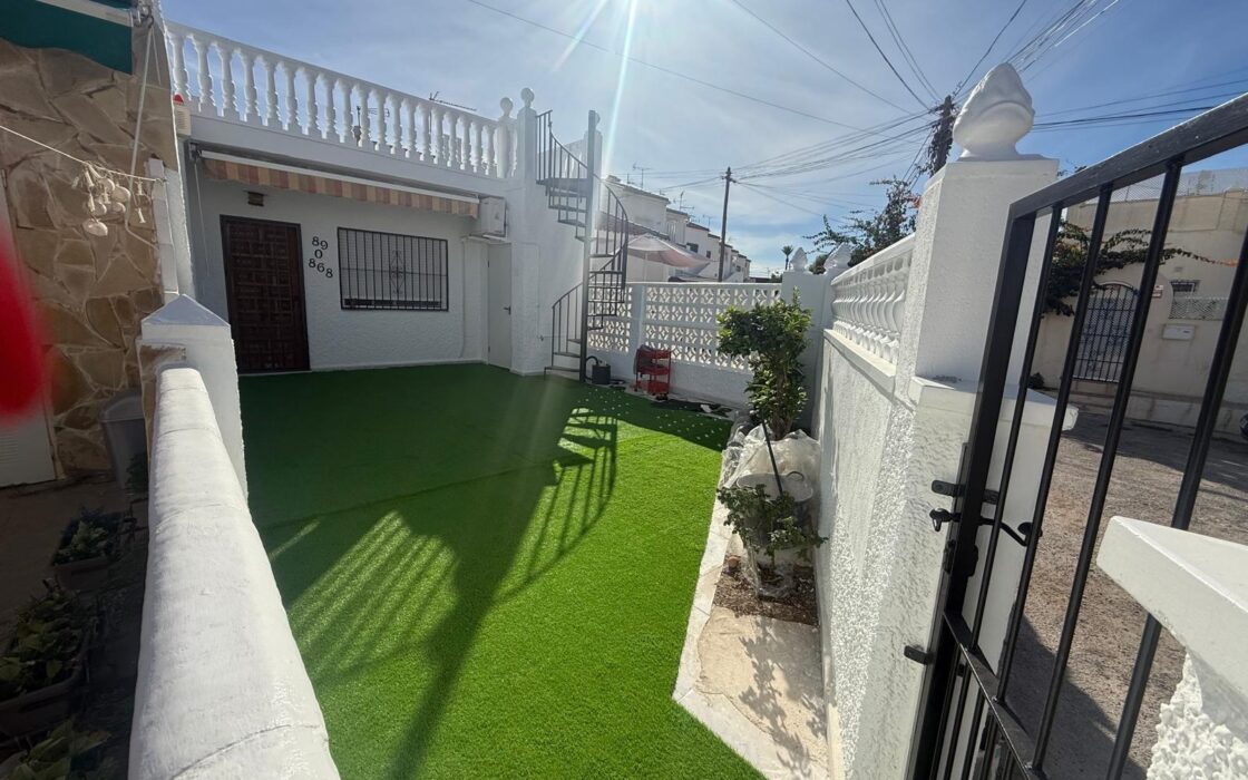 Бунгало 69 кв.м в Торревьехе с террасой у моря