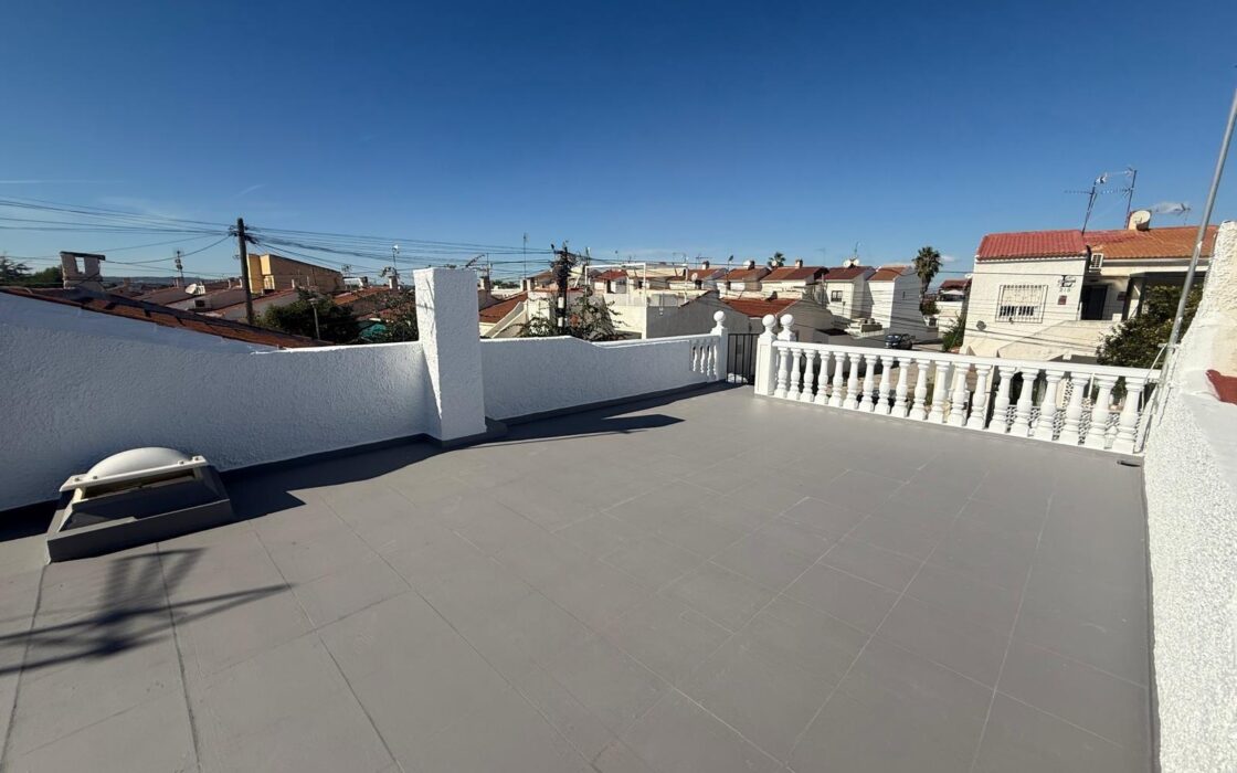 Бунгало 69 кв.м в Торревьехе с террасой у моря