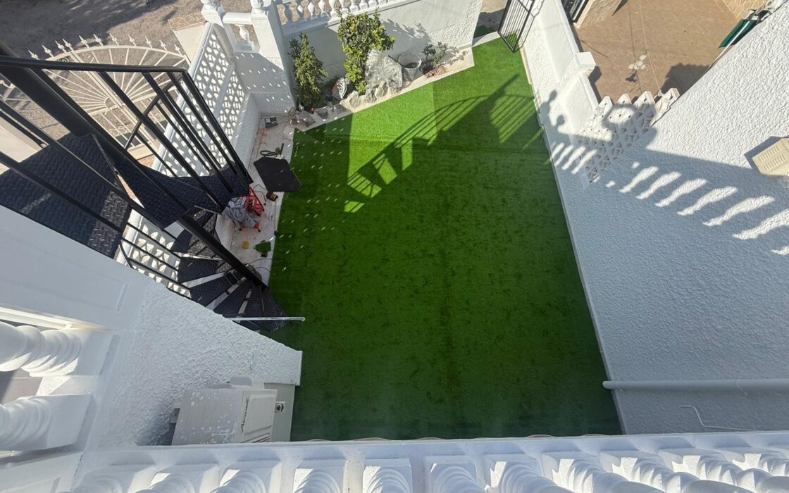 Бунгало 69 кв.м в Торревьехе с террасой у моря