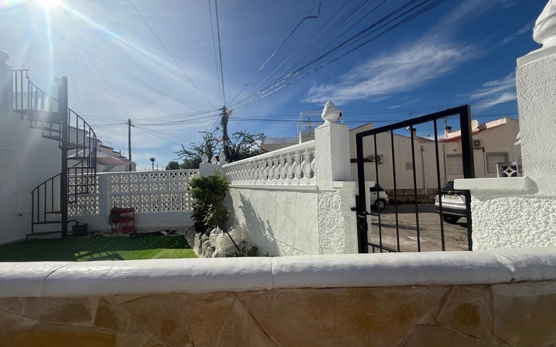 Бунгало 69 кв.м в Торревьехе с террасой у моря