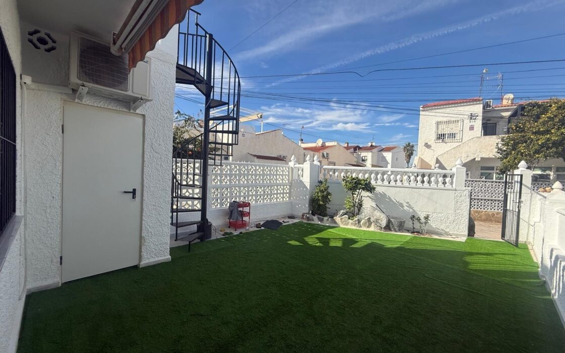 Бунгало 69 кв.м в Торревьехе с террасой у моря