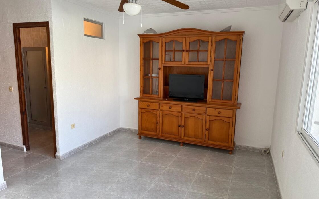 Бунгало 69 кв.м в Торревьехе с террасой у моря