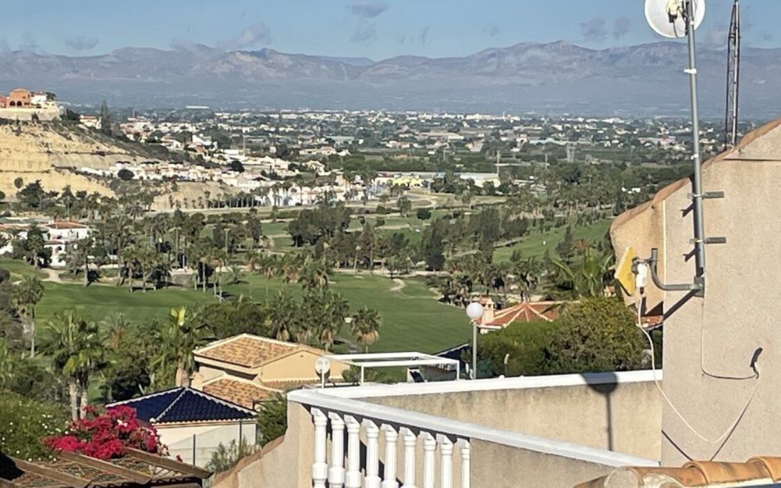 Дом в Альгорфе 4 комнаты с общим бассейном