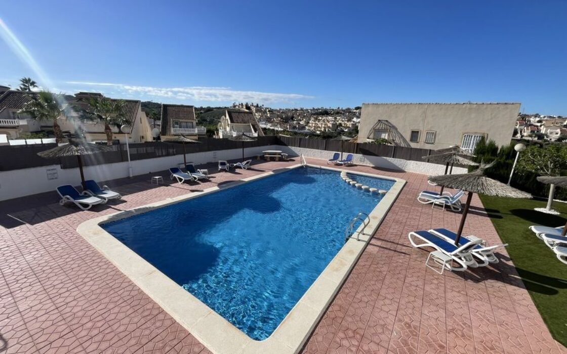 Дом в Альгорфе 4 комнаты с общим бассейном