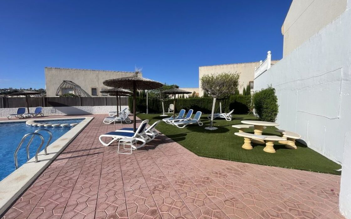 Дом в Альгорфе 4 комнаты с общим бассейном