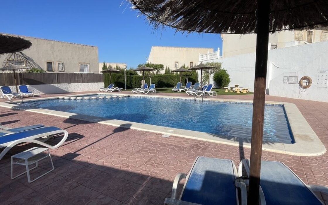 Дом в Альгорфе 4 комнаты с общим бассейном