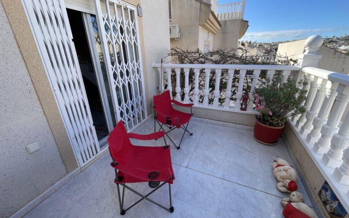 Дом в Альгорфе 4 комнаты с общим бассейном