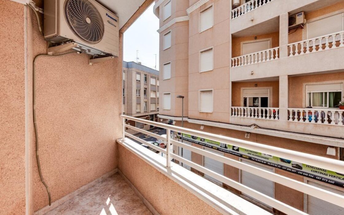 Квартира 51 кв.м с террасой в центре Торревьехи у моря