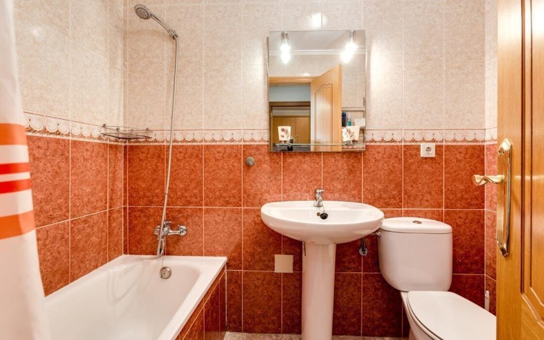 Квартира 51 кв.м с террасой в центре Торревьехи у моря