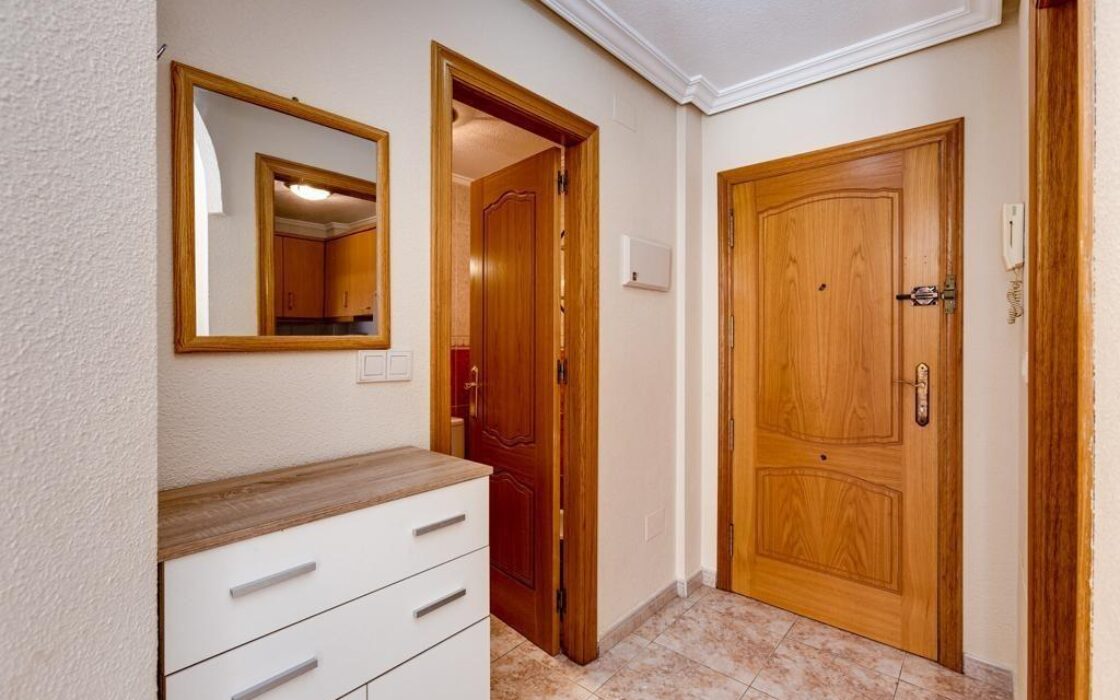 Квартира 51 кв.м с террасой в центре Торревьехи у моря