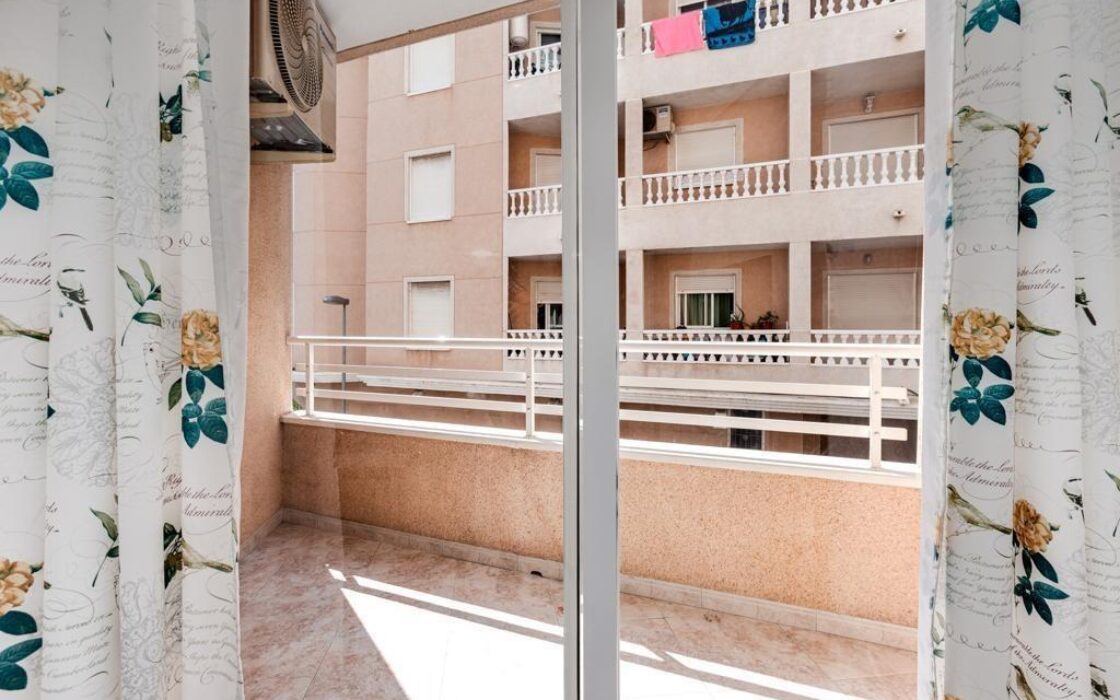 Квартира 51 кв.м с террасой в центре Торревьехи у моря