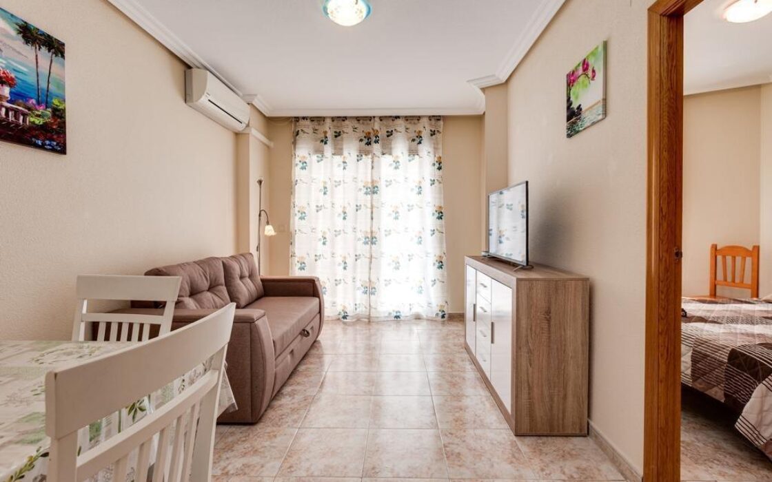 Квартира 51 кв.м с террасой в центре Торревьехи у моря