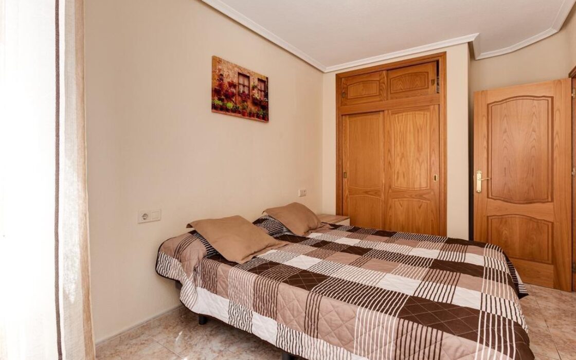 Квартира 51 кв.м с террасой в центре Торревьехи у моря