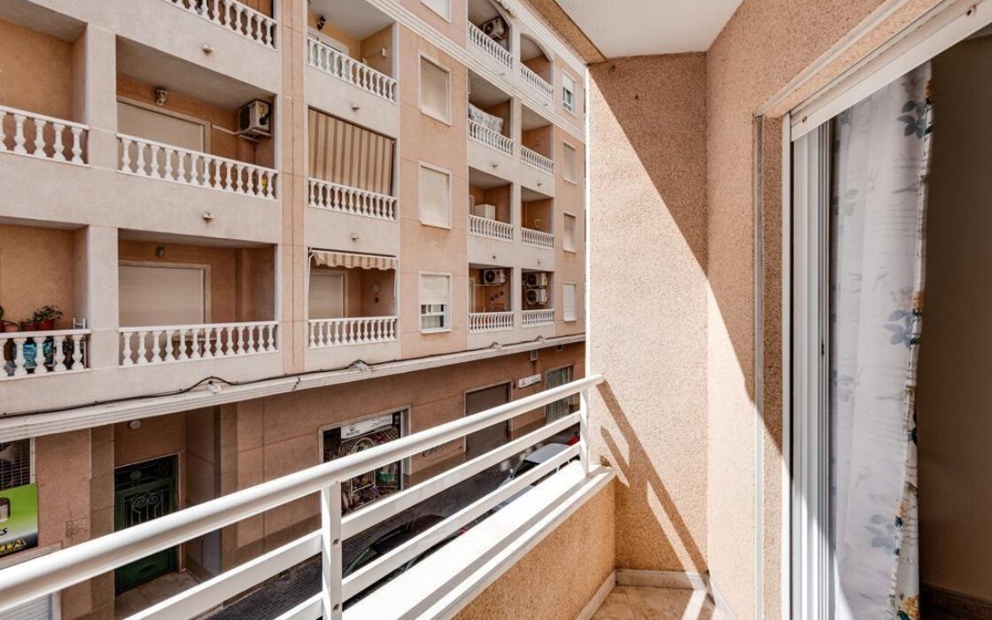 Квартира 51 кв.м с террасой в центре Торревьехи у моря