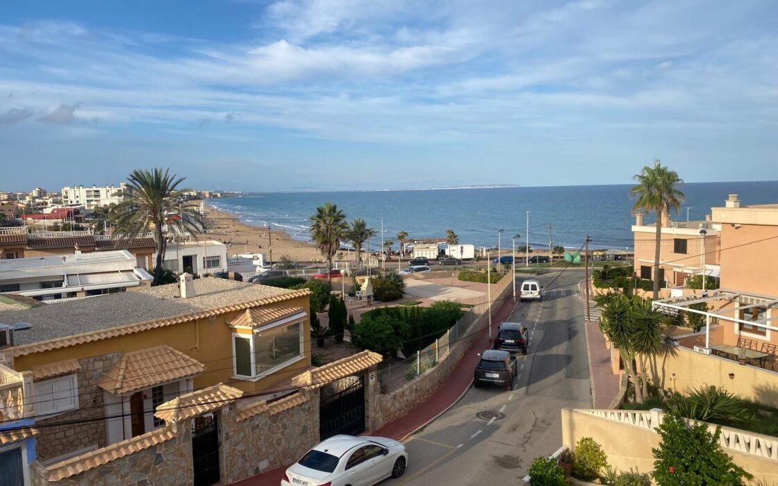 Бунгало в Торревьехе с террасой и видом на море