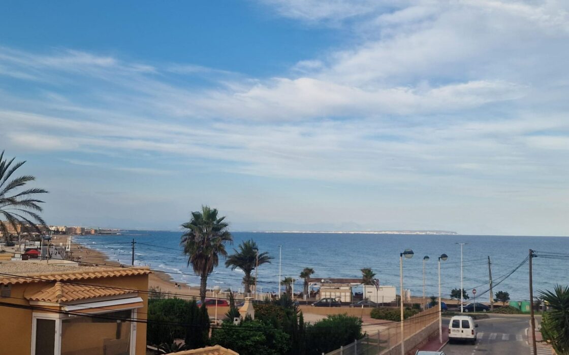 Бунгало в Торревьехе с террасой и видом на море