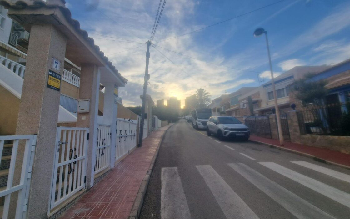 Бунгало в Торревьехе с террасой и видом на море